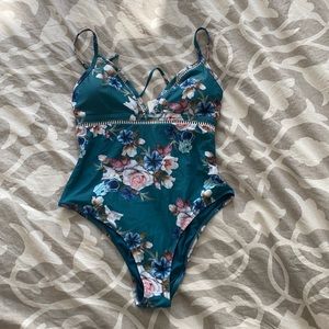 Beautiful teal one piece Cupshe swimsuit